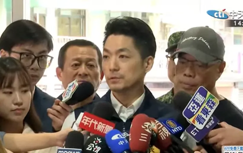 台北市長蔣萬安下午受訪時，質疑行政院長卓榮泰以預算遭刪為由推卸勘災責任。（圖／中天新聞）