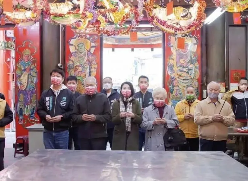 高虹安與柯爸、柯媽參拜畫面。（資料照／高虹安臉書）