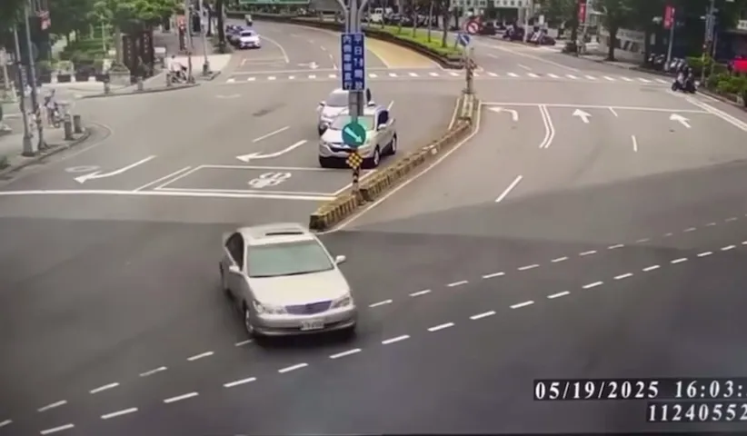 余男倒車撞擊後車後逃逸，接下來就犯下國小門口3死15傷的重大車禍。（圖／中天新聞）