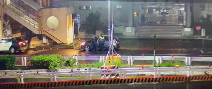 劉宗鑫生前執勤時,發現轎車駕駛陳嘉瑩疑似持有毒品,和同仁上前盤查。(資料照/翻攝畫面)