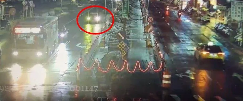 陳嘉瑩完全不顧人還掛在車門上的劉宗鑫生命安全，開車狂逃，監視器清楚拍下劉宗鑫雙腳離地，避免腳被拖行受傷。（圖／資料照片）