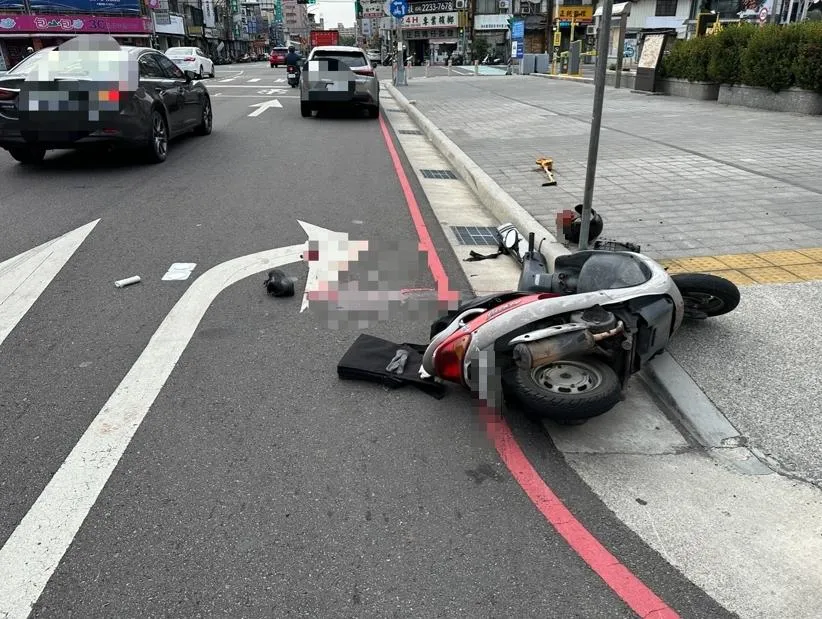 車禍現場血跡斑斑。（圖／翻攝畫面）