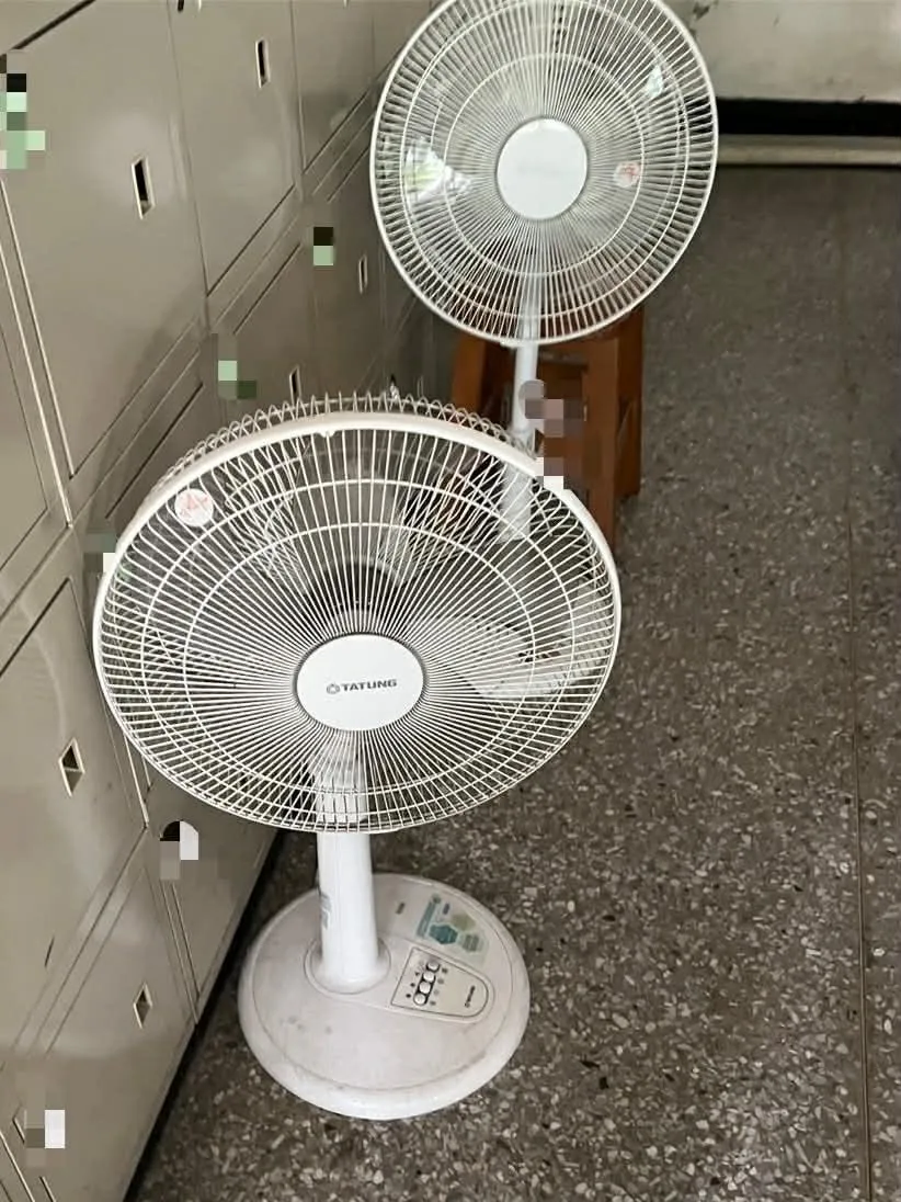 學生抱怨教室只多2支小電扇，只有後面的同學吹得到全班都快熱死。（圖／讀者提供）