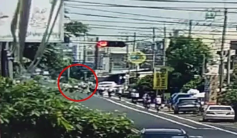 康橋學生車隊遭撞瞬間畫面曝光。(圖/民眾提供)