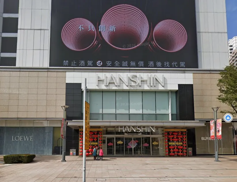 有櫃姐表示，高雄百貨業的營運決策幾乎全看龍頭漢神百貨或漢神巨蛋的臉色，龍頭沒宣布停業，其他百貨就跟著照常營業。（圖／翻攝Google Maps）