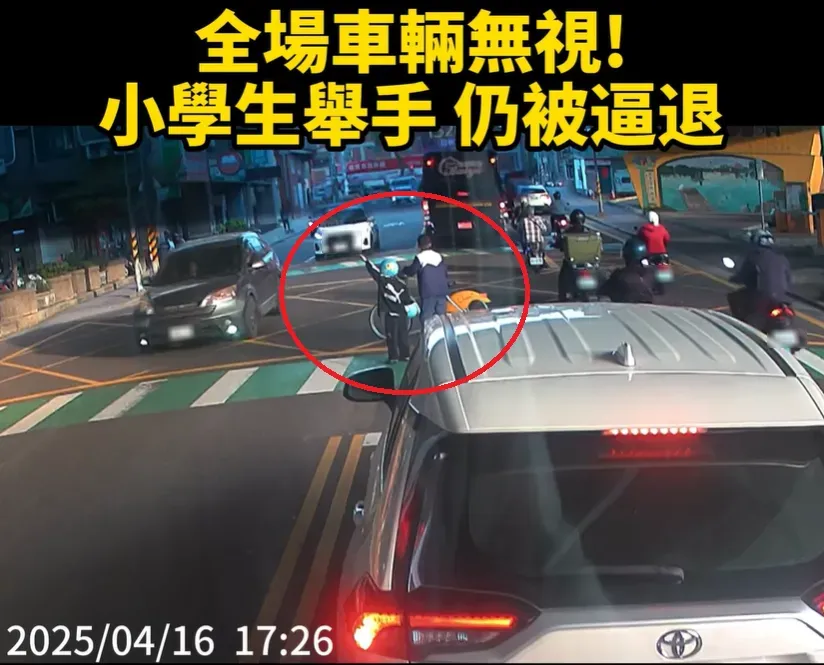 桃園市桃園區龍安街日前發生2名小學男童在下班巔峰時間舉手準備過馬路，卻遭車輛無視。（圖／翻攝自Facebook@Cheap）