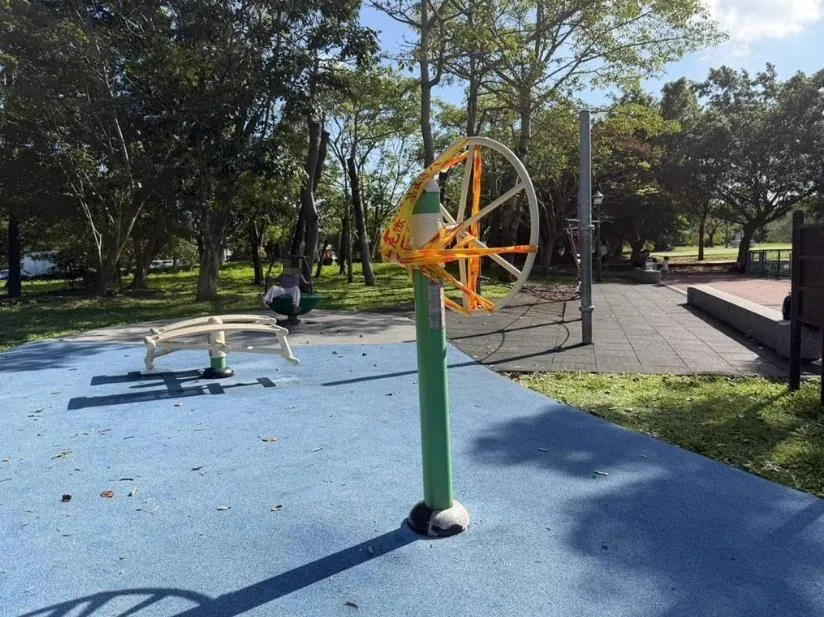 新北市林口足夢運動公園23日發生孩童遭體健設施砸傷意外。（圖／新北市景觀處提供）