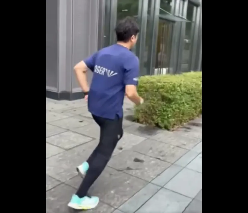 沈伯洋在日本路跑被發現穿防彈背心。（圖／翻攝沈伯洋Threads）