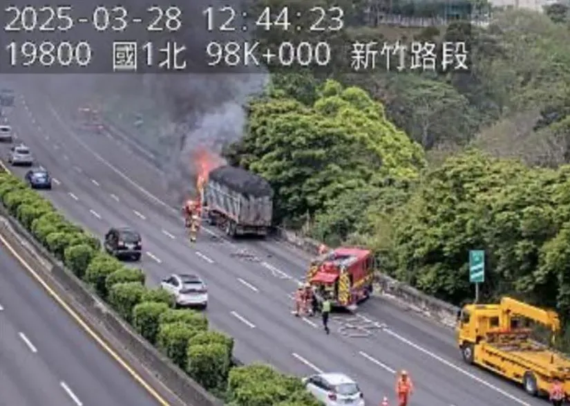 國道1號南下新竹路段發生火燒車事故。（圖／翻攝自國道即時影像）