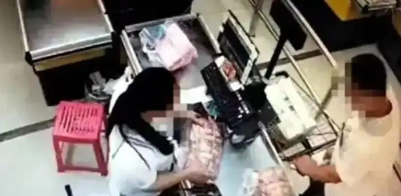 超市收銀員將售價1700元人民幣的商品讓其丈夫用1元結帳帶走。（圖／翻攝大風新聞）