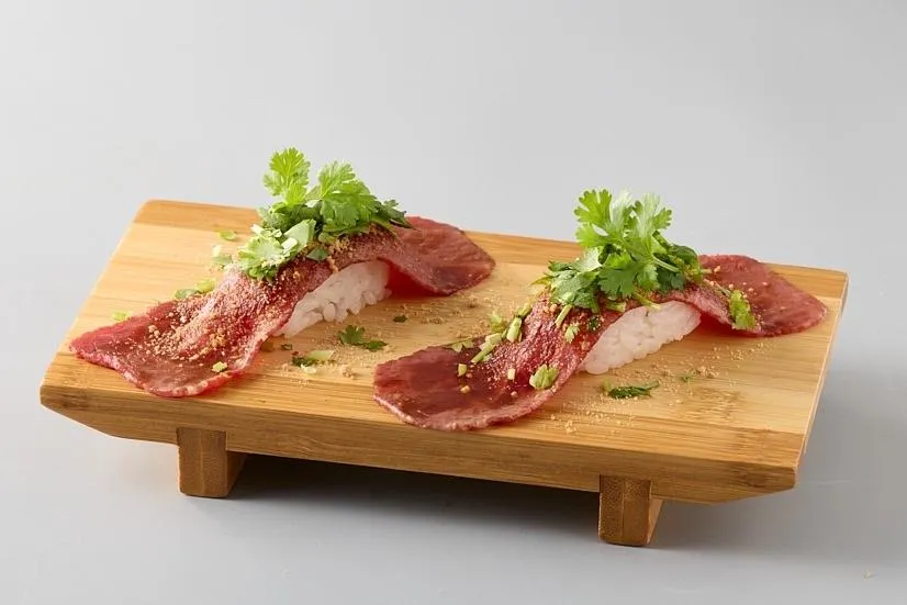 點898元以上套餐,即可無限點香菜炙燒和牛壽司、香菜花生鯛魚燒霜淇淋吃到飽超過癮。(圖/王品集團提供)