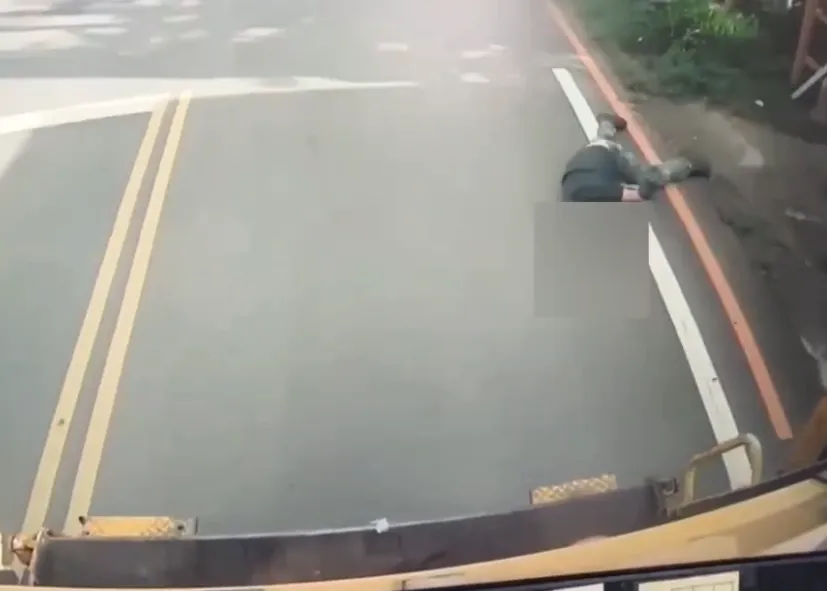 恆春清潔隊員在垃圾車行進中摔落，送醫宣告不治。（圖／翻攝畫面）