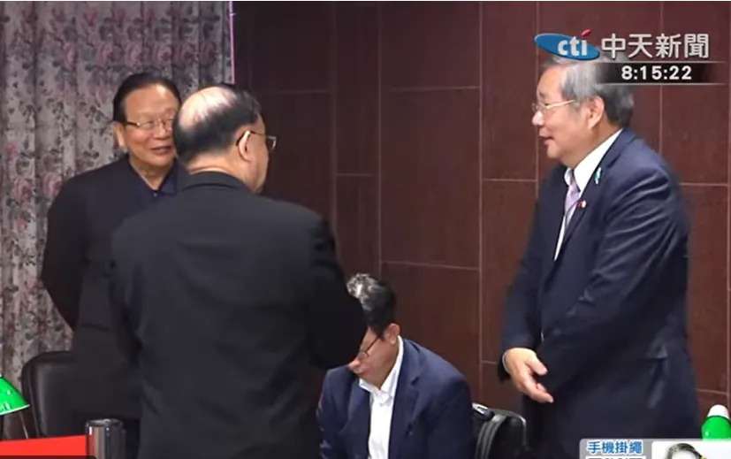 立法院１日新會期報到，白委許忠信（右）搶到頭香，綠委郭國文（坐者）、藍委林德福（左）接連抵達。（圖／中天新聞）