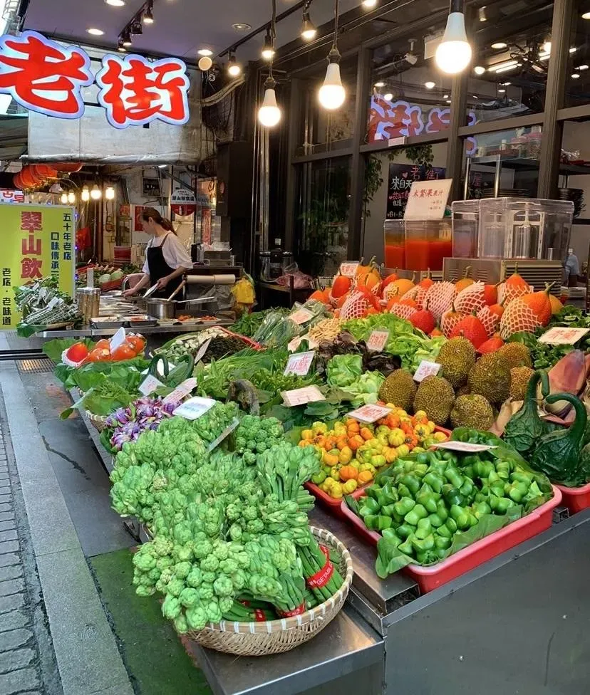 烏來老街內有許多商鋪販售新鮮野菜，種類繁多。（圖／讀者葉美華提供）