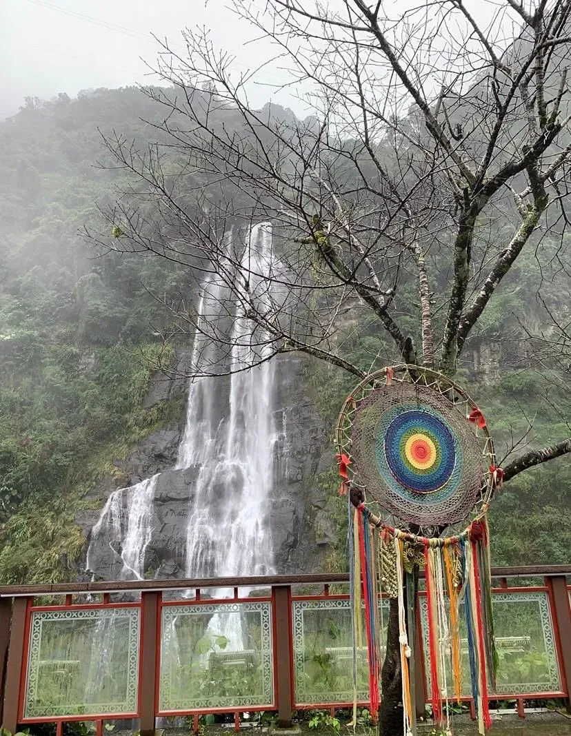 烏來瀑布乃烏來名勝，周圍掛著捕夢網造型的原住民族風格飾物，更顯夢幻。（圖／讀者葉美華提供）