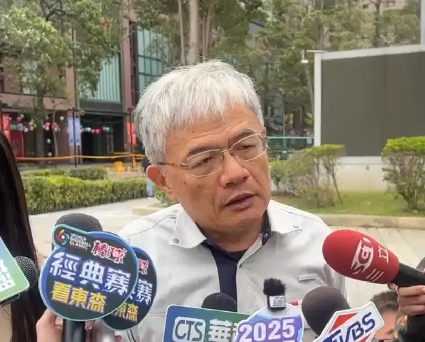 台中新光三越氣爆後，附近工地的土木工程師劉澤山協助急救，他表示當下狀況非常緊急。（圖／中天新聞）