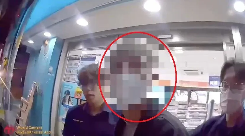 越南籍男性車手（左2）騎機車在街頭落網。（圖／翻攝畫面）