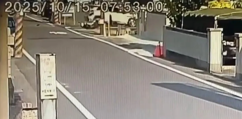 騎士遭汽車高速撞擊。（圖／翻攝畫面）