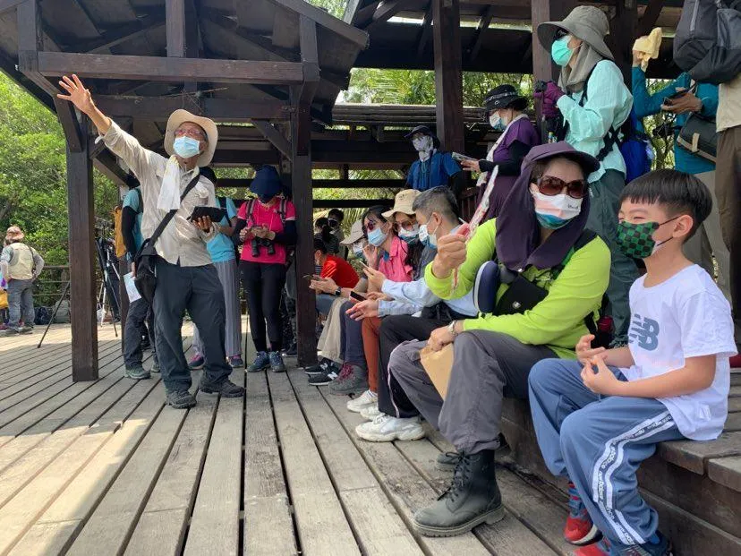 自管處於半屏山中央瞭望台舉辦定點猛禽解說活動。（圖／自管處）