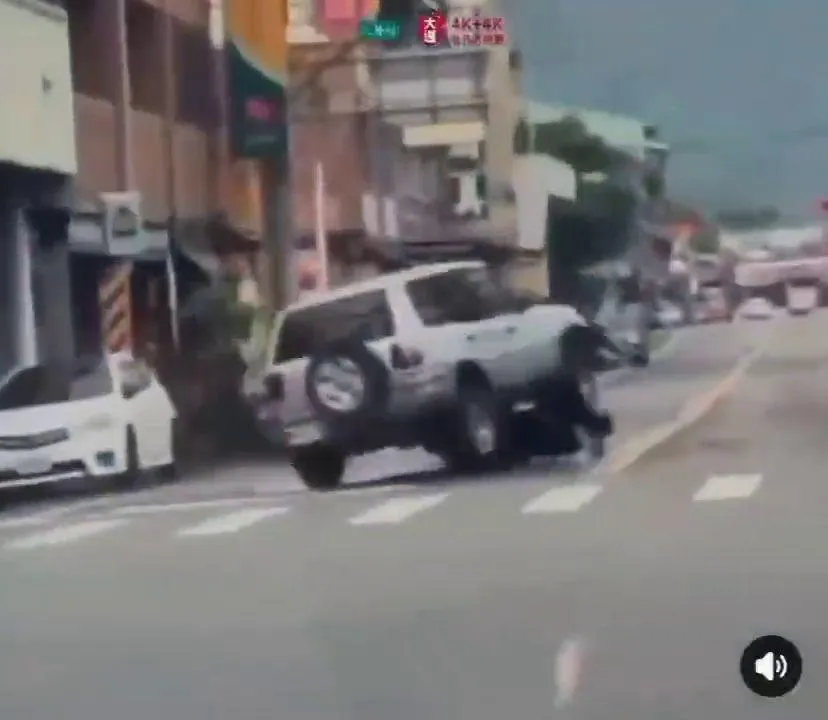 輾過瞬間。（圖／取自八卦村 - 行車紀錄器影片上傳中心）