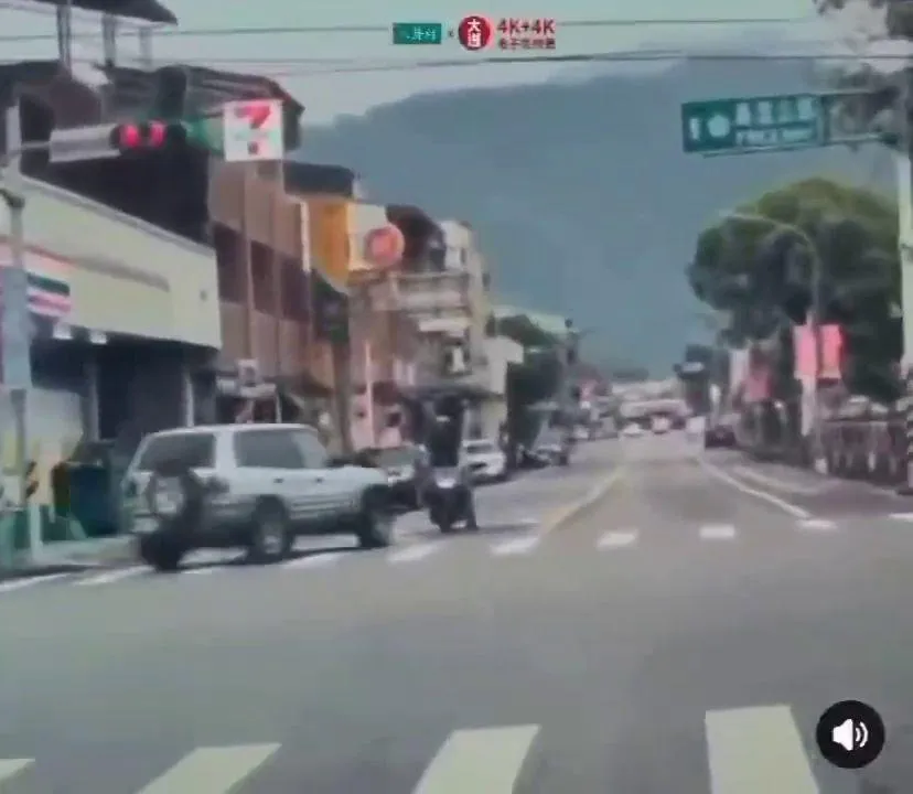 輾過前1秒。（圖／取自八卦村 - 行車紀錄器影片上傳中心）