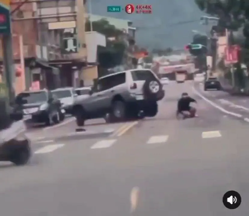 該名騎士最後奇蹟生還。（圖／取自八卦村 - 行車紀錄器影片上傳中心）
