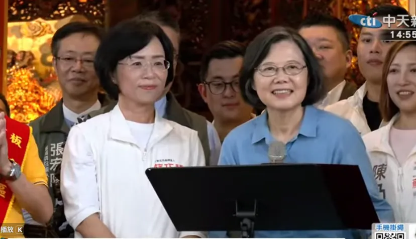 前總統蔡英文20日以競總主委身分，到板橋福德宮為新北市長參選人蘇巧慧站台。（圖／中天新聞）
