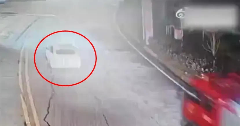 近日,陝西一輛消防車出警時竟遭一輛白色轎車(紅圈)擋路逼停。(圖/翻攝自微博)