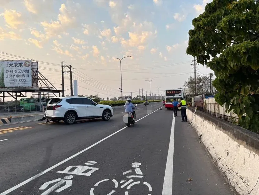 公車追撞前方60歲王男的小客車，再滑行撞上微電車。（圖／翻攝畫面）