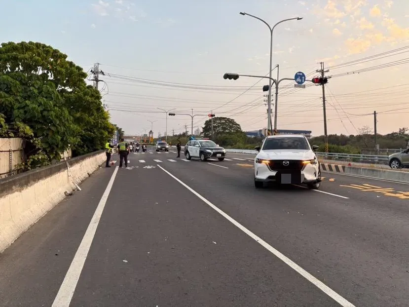 公車追撞前方60歲王男的小客車，再滑行撞上微電車。（圖／翻攝畫面）