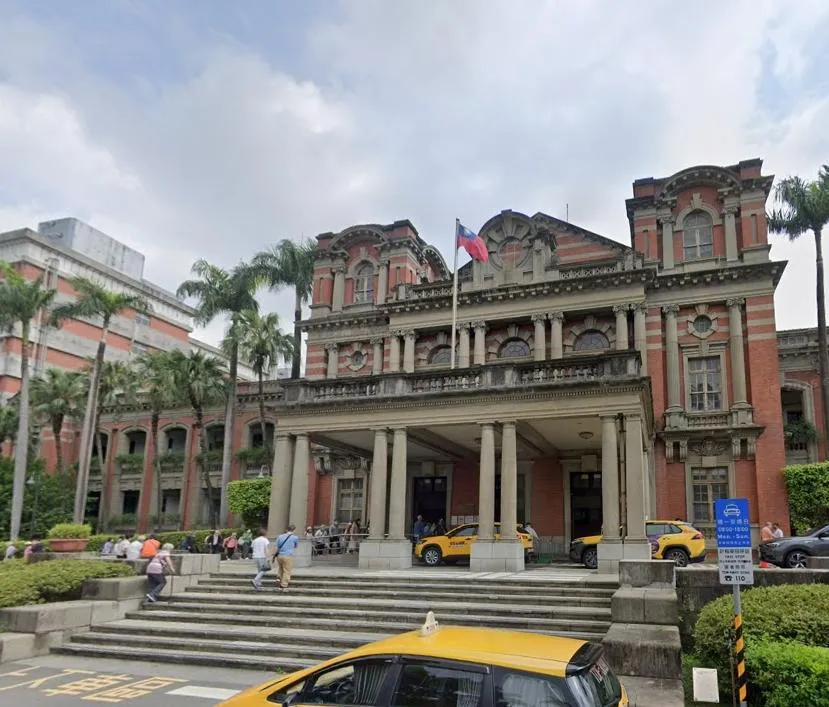 為了幫助吳明賢加油集氣,台大醫院自6月29日起在東址大樓二樓的公共空間設立留言簿,提供民眾及院內同仁留言。(圖/中天新聞)