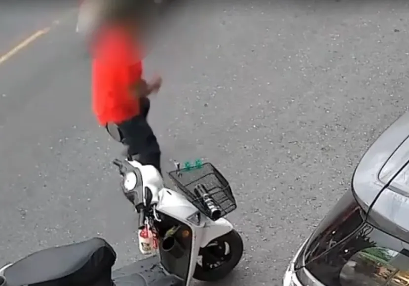 黃姓竊嫌(48歲)盜竊騎樓機車,在逮捕過程中拒不配合,持螺絲起子攻擊員警並駕車準備逃離,最終還是遭警方強制逮捕。(圖/警方提供,下同)
