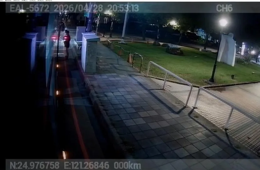 一名男子著急地跑上前拍打車窗,示意駕駛開門讓他上車。(圖/翻攝畫面)