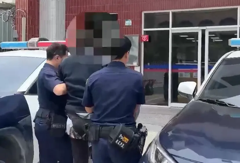 何男被帶回警局偵訊。（圖／警方提供）