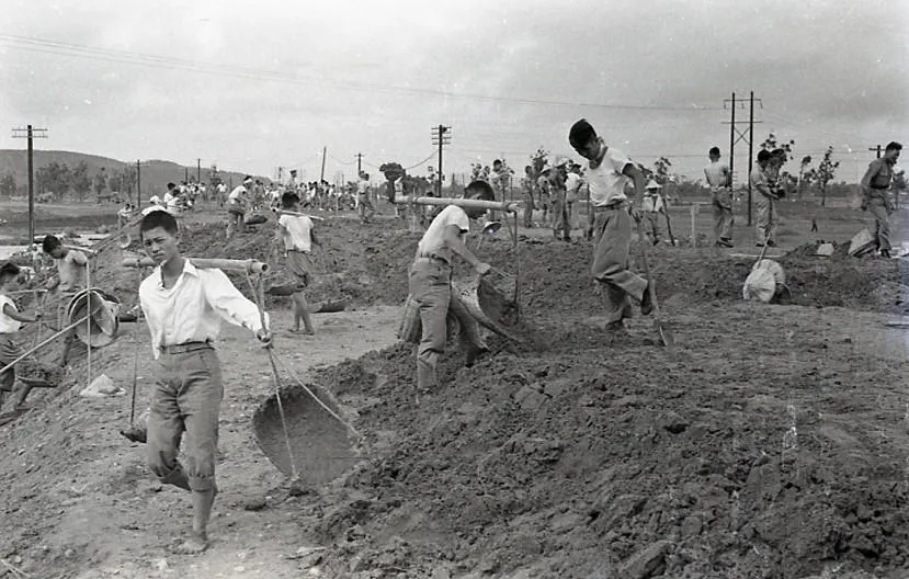 民國48年八七水災後國軍官兵協助救災。(圖/軍聞社)