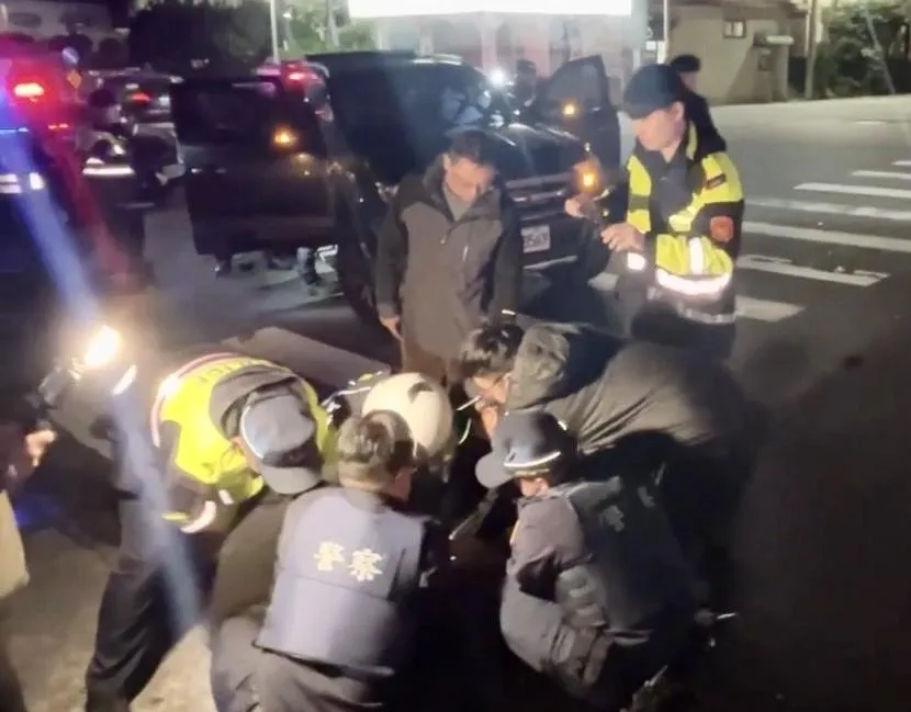 翁男被大批警力壓制逮捕。(圖/警方提供)