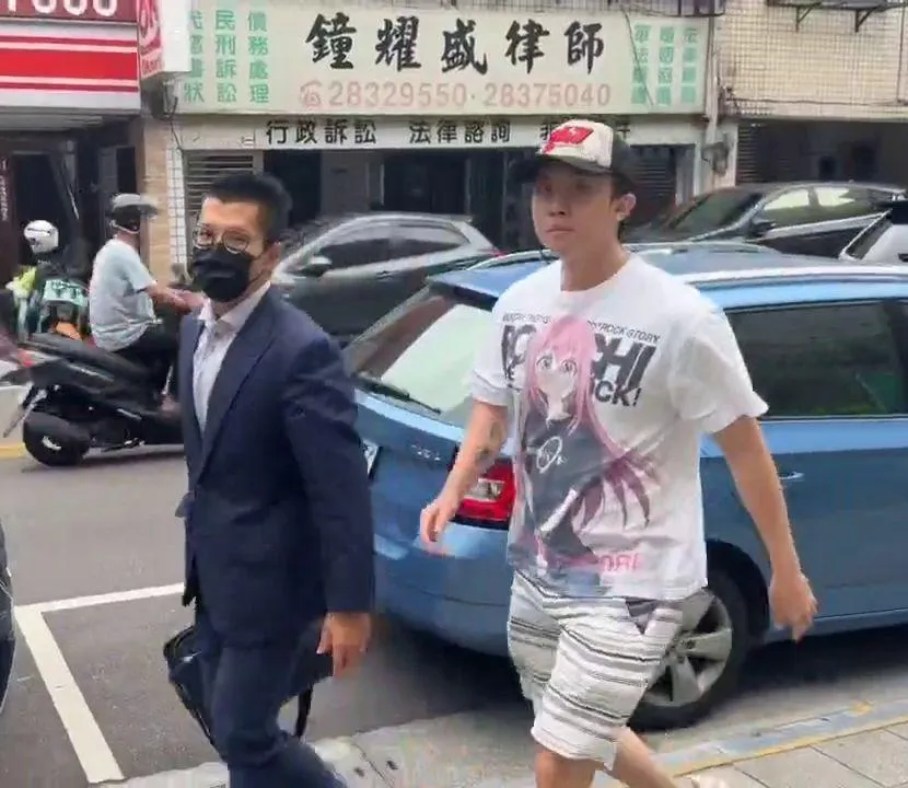 孫安佐在律師陪同下出庭。(圖/中天新聞)
