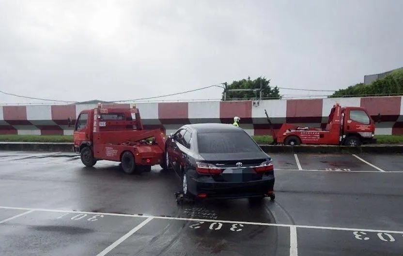 今晚10時起，未移置之堤外滯留車輛將遭強制拖吊。（圖／北市工務局水利工程處）