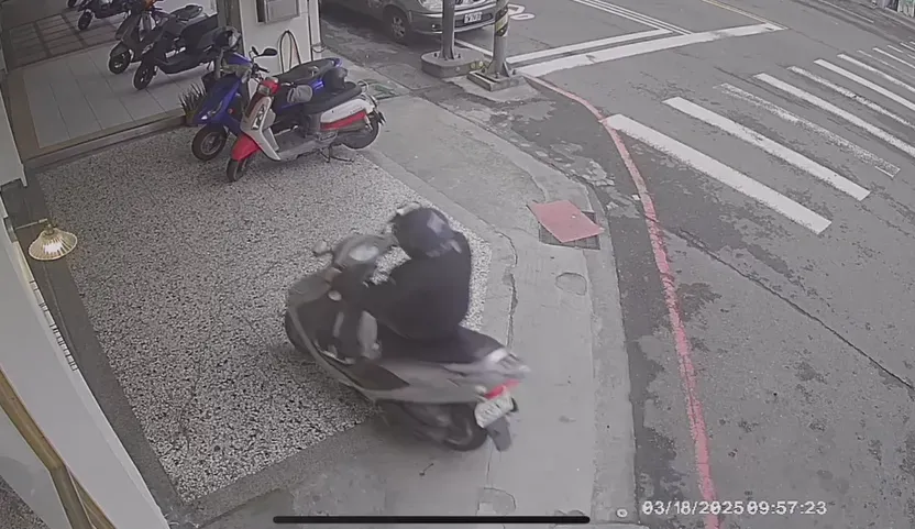 黃男拒絕攔查還衝上騎樓。(圖/警方提供)