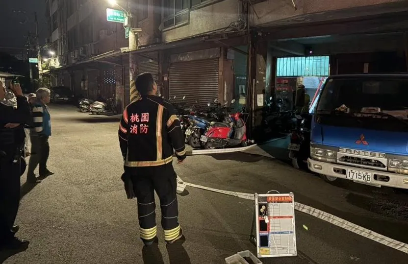 桃園八德區一處公寓今凌晨發生死亡火警。（圖／翻攝畫面）