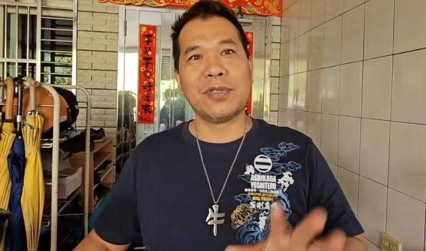 附近民眾聽到撞擊聲衝下樓查看，發現警員被撞，整個人倒在水溝裡。（圖／中天新聞）
