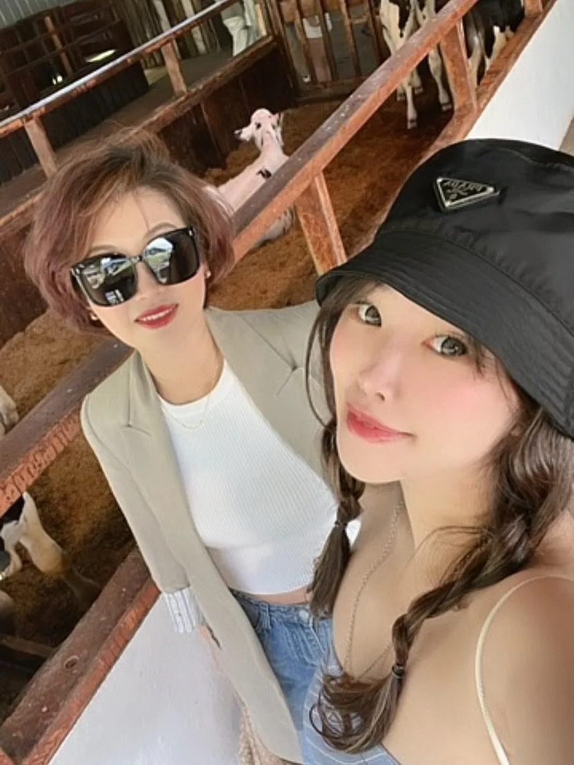 梅嬿翎（右）也曬出一張和外婆的對話紀錄，透露外婆在媽媽（左）頭七前一天夢到女兒了。（圖／翻攝IG yenling_16）