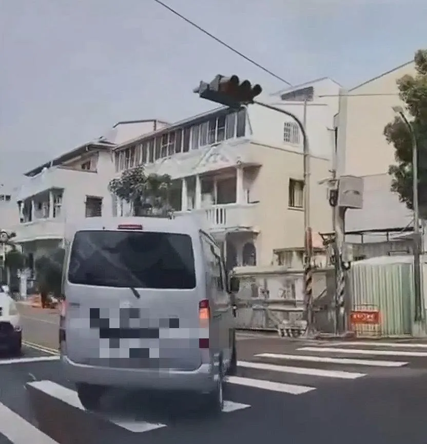 家屬指控對方逼車後再雙黃線逆向超車。(圖/翻攝畫面)