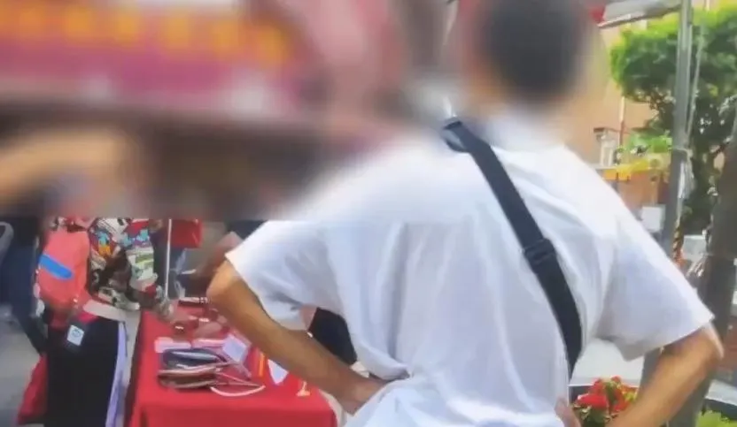 男子面對警方盤查不願配合出示證件。(圖/翻攝畫面)