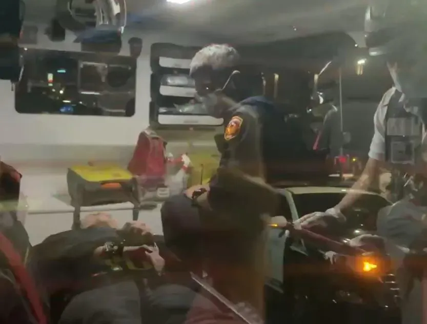 一名動手的嫌犯到派出所後反應身體不適,警方將他戒護送醫。(圖/翻攝畫面)