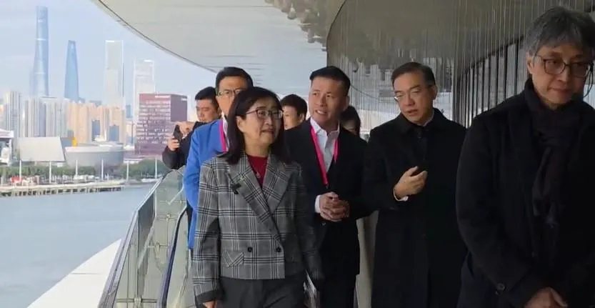 台北市副市長林奕華率台北團參訪梅賽德斯奔馳文化中心。（中天新聞）