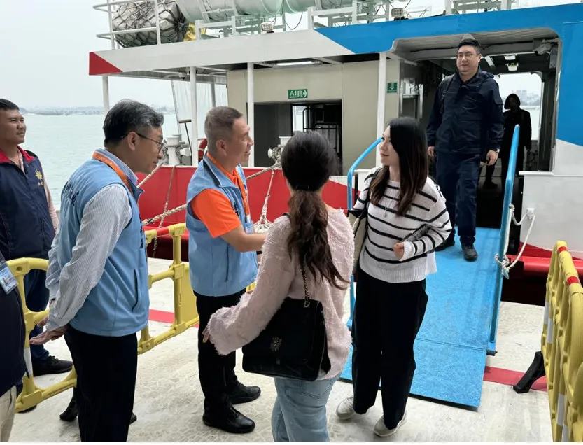 金門縣副縣長陳祥麟（左二）27日親自前往碼頭接船，誠摯歡迎遠道而來的訪客。（圖／中國時報于家麒攝）