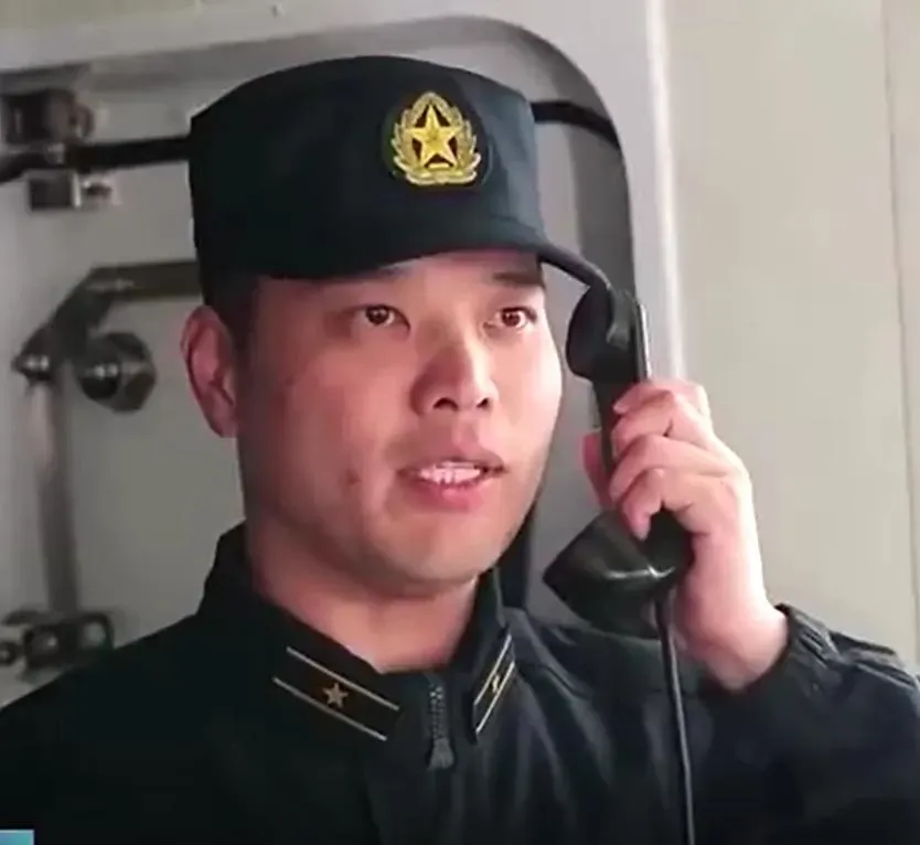 淮北艦人員用台語向我宜陽艦喊話。（圖/翻攝《央視》）
