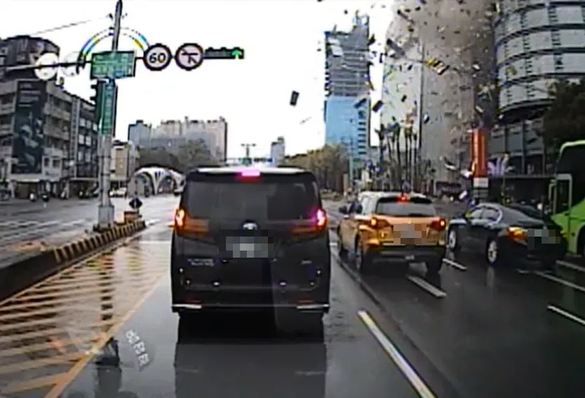 台中黎明91救護車13日上午停等紅綠燈時，目擊新光三越發生氣爆，大量碎片從天而降。（圖／中天新聞）
