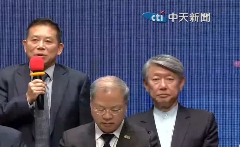 政院為美國關稅辦緊急記者會，經濟部長出席卻沒進行簡報。（圖／中天新聞）